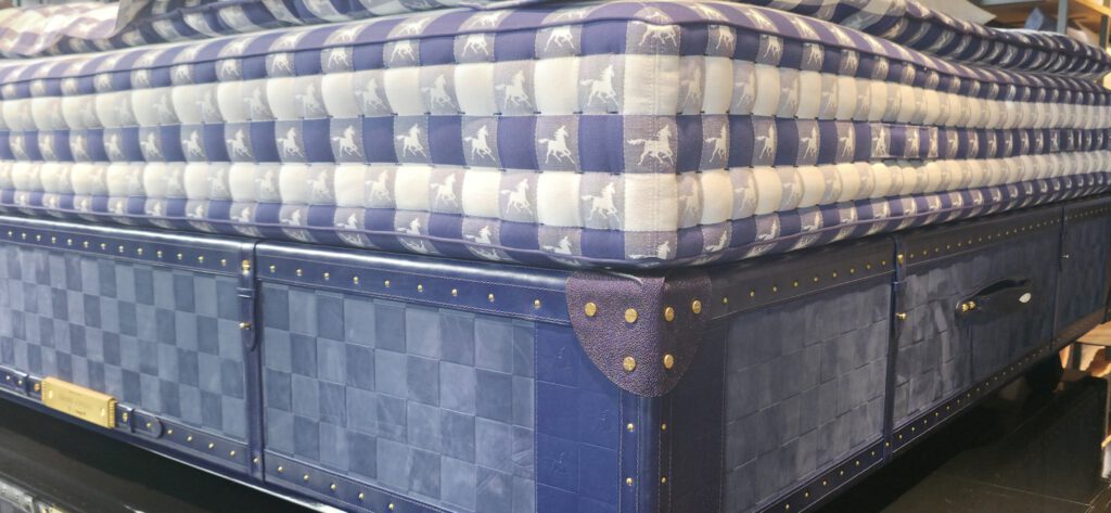 Hästens Grand Vividus Ferris Rafauli Das beste Bett der Welt in Tradiontal Blue
