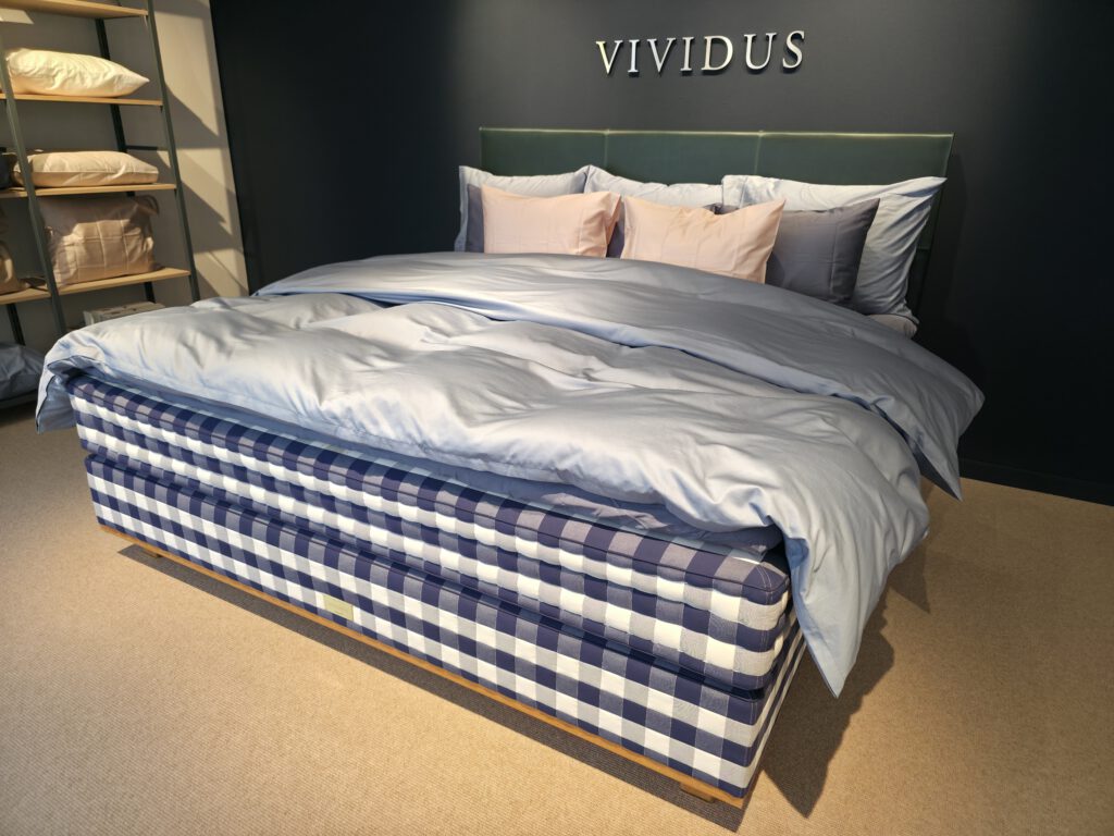 haestens-vividus-boxspringbett - Hästens Stuttgart Hästens Vividus in Bluecheck